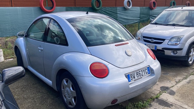 VOLKSWAGEN NEW BEETLE