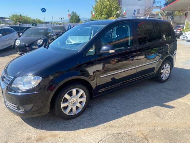 VOLKSWAGEN TOURAN