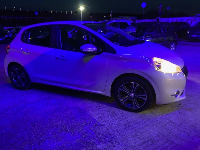 PEUGEOT 208
