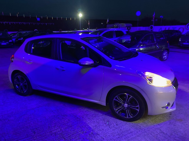 PEUGEOT 208