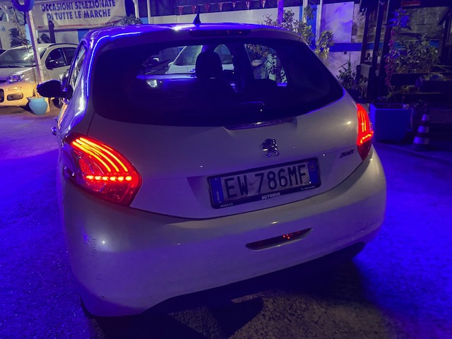 PEUGEOT 208